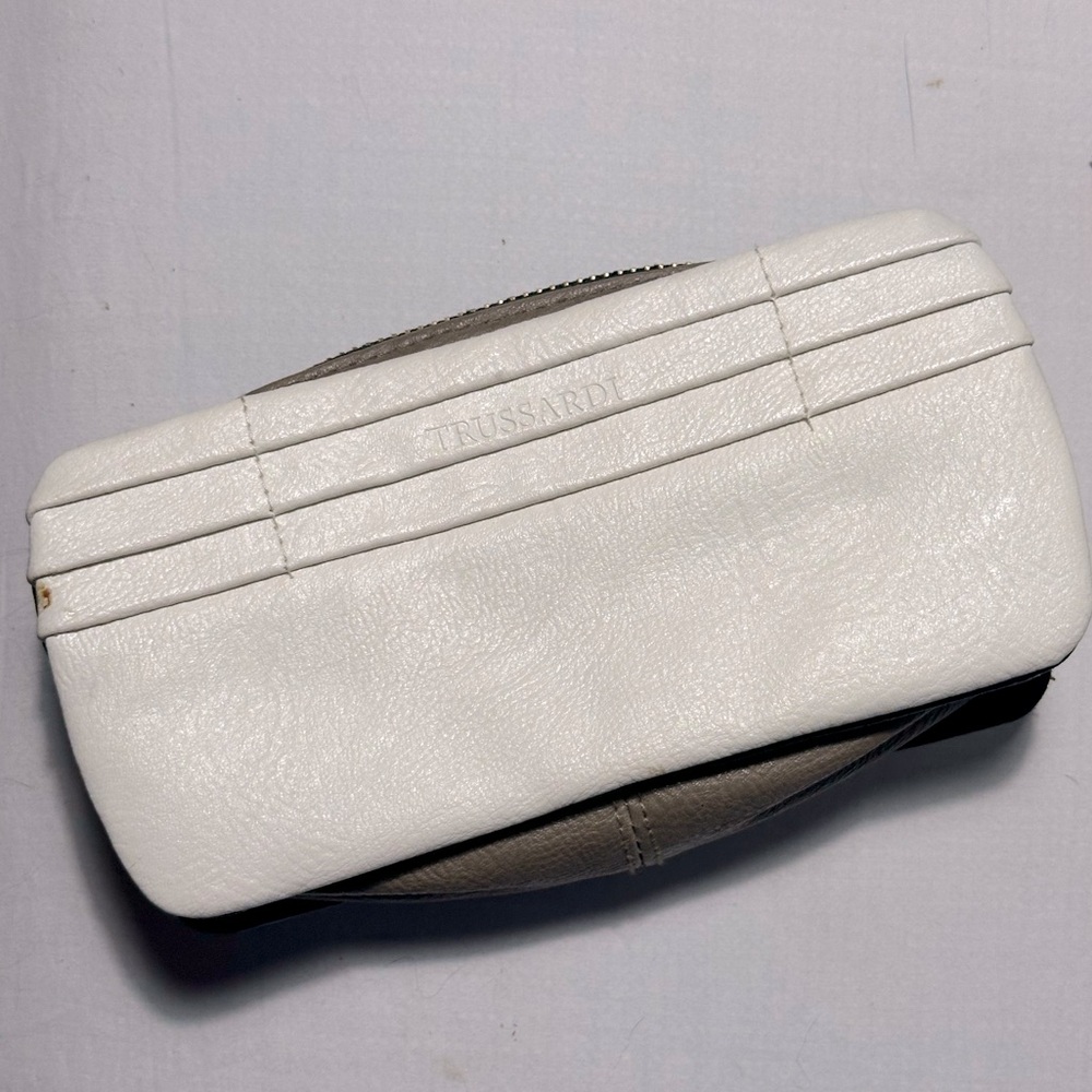 TRUSSARDI
for Cathay Pacific
MAKEUP BAG